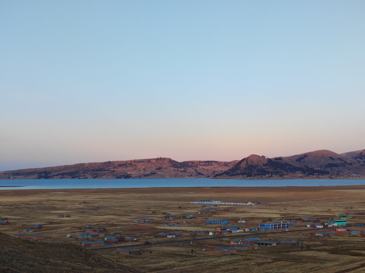 Vista del lago Titicaca y el paisaje del altiplano desde Aramu Muru.